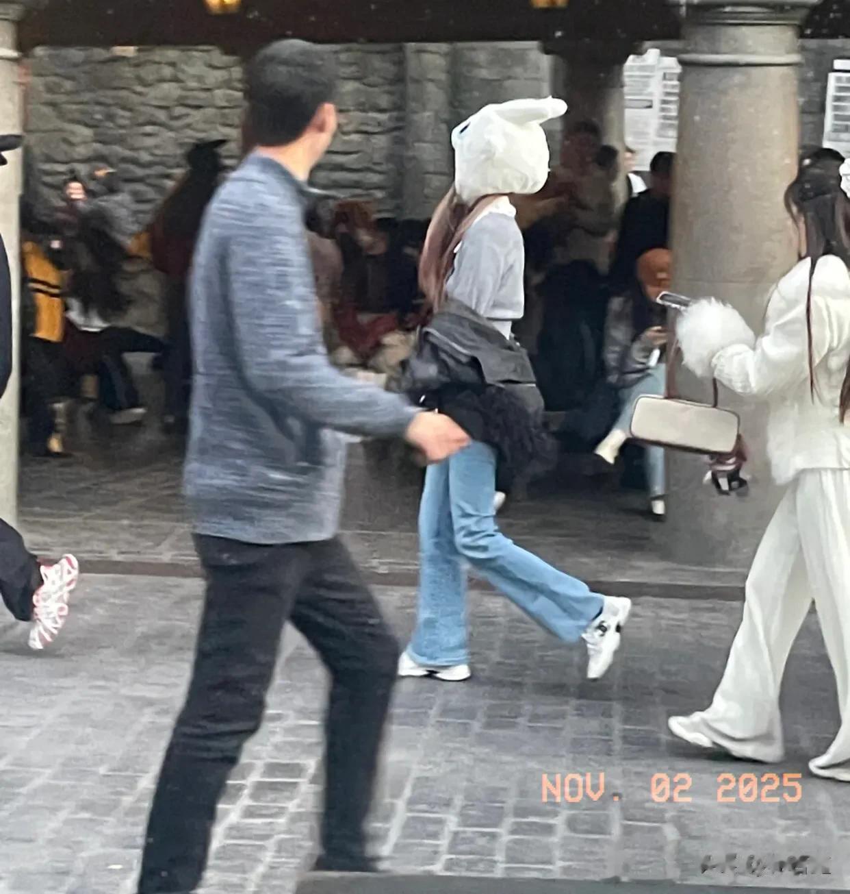 黄子韬徐艺洋现身北京环球影城被偶遇，黄子韬搂着徐艺洋好甜蜜！