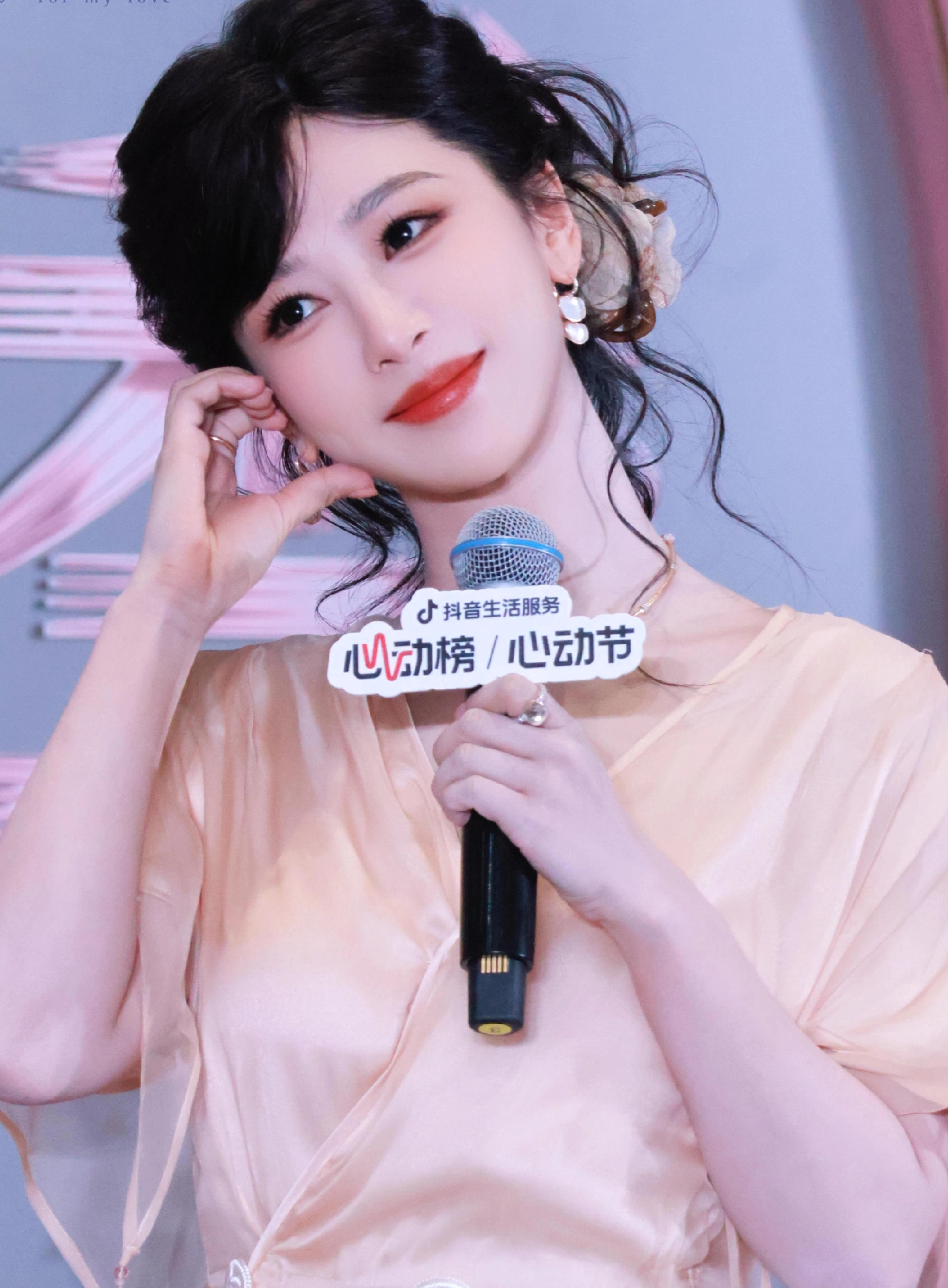 杨紫活动新造型,低盘发髻,穿黄色中式风长裙,宛如民国大美人