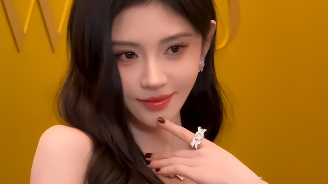 芭莎这一夜，46岁高圆圆秒了31岁鞠婧祎，我终于明白，什么叫仪态万方