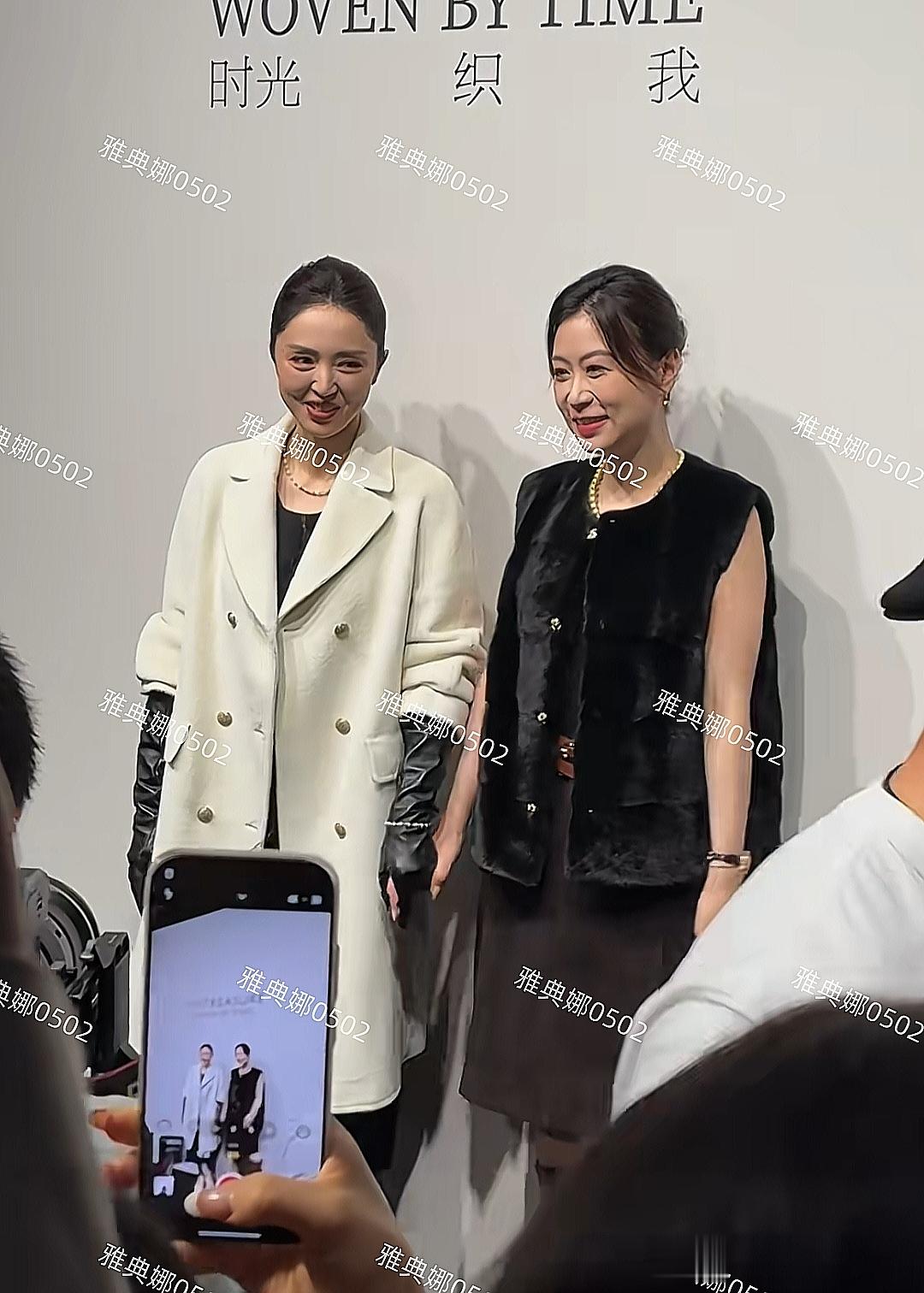 上海时装周偶遇董璇她确实跟佟丽娅有点像,但她年纪大气质更成熟