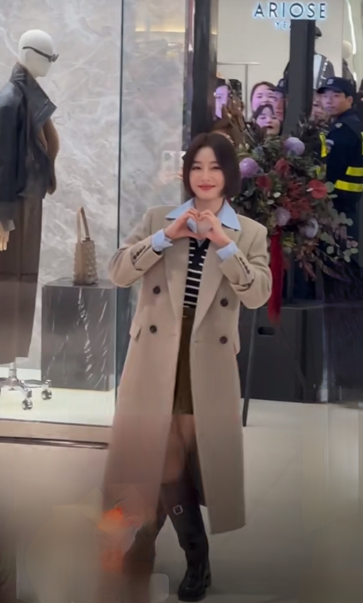 秦岚出席商场活动,驼色风衣知性优雅,互动亲和尽显美神魅力