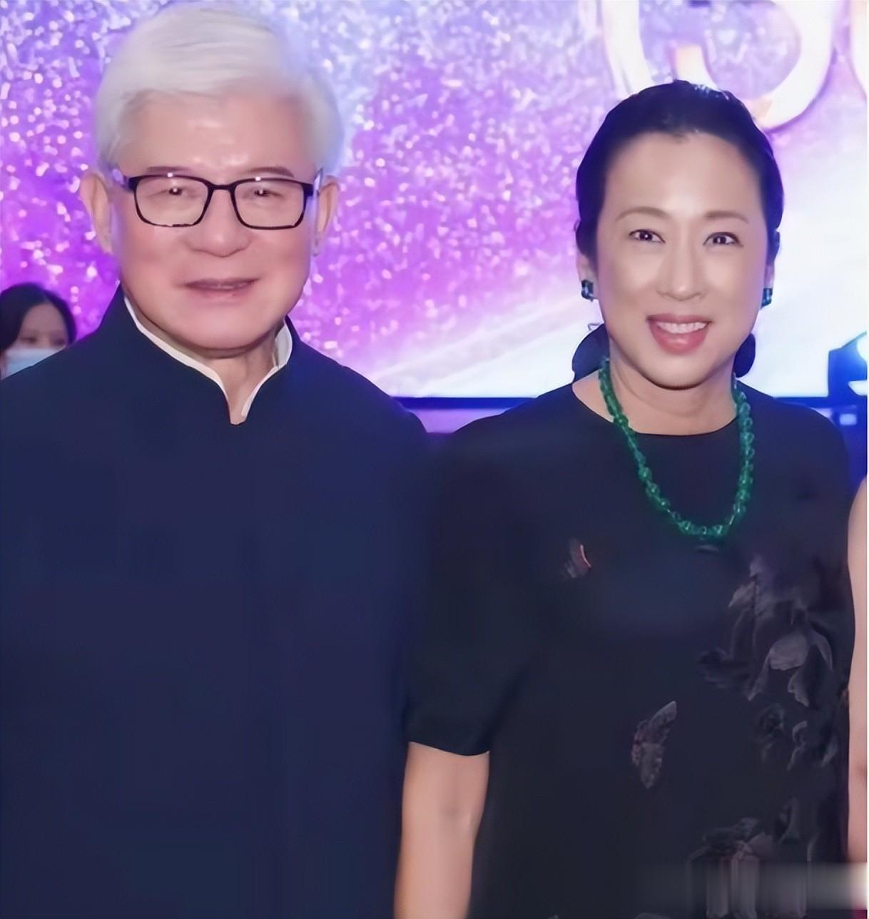 朱玲玲霍震霆离婚19年，每周三回霍家吃饭，二婚老公罗康瑞啥态度