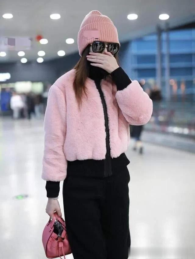 唐嫣当妈后气质越发年轻!穿粉色毛绒外套+卫裤+针织帽 减龄又时髦