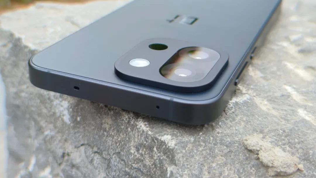 这才是小屏手机中的“性价比之王”？质感出色、全方位能打，价格更低