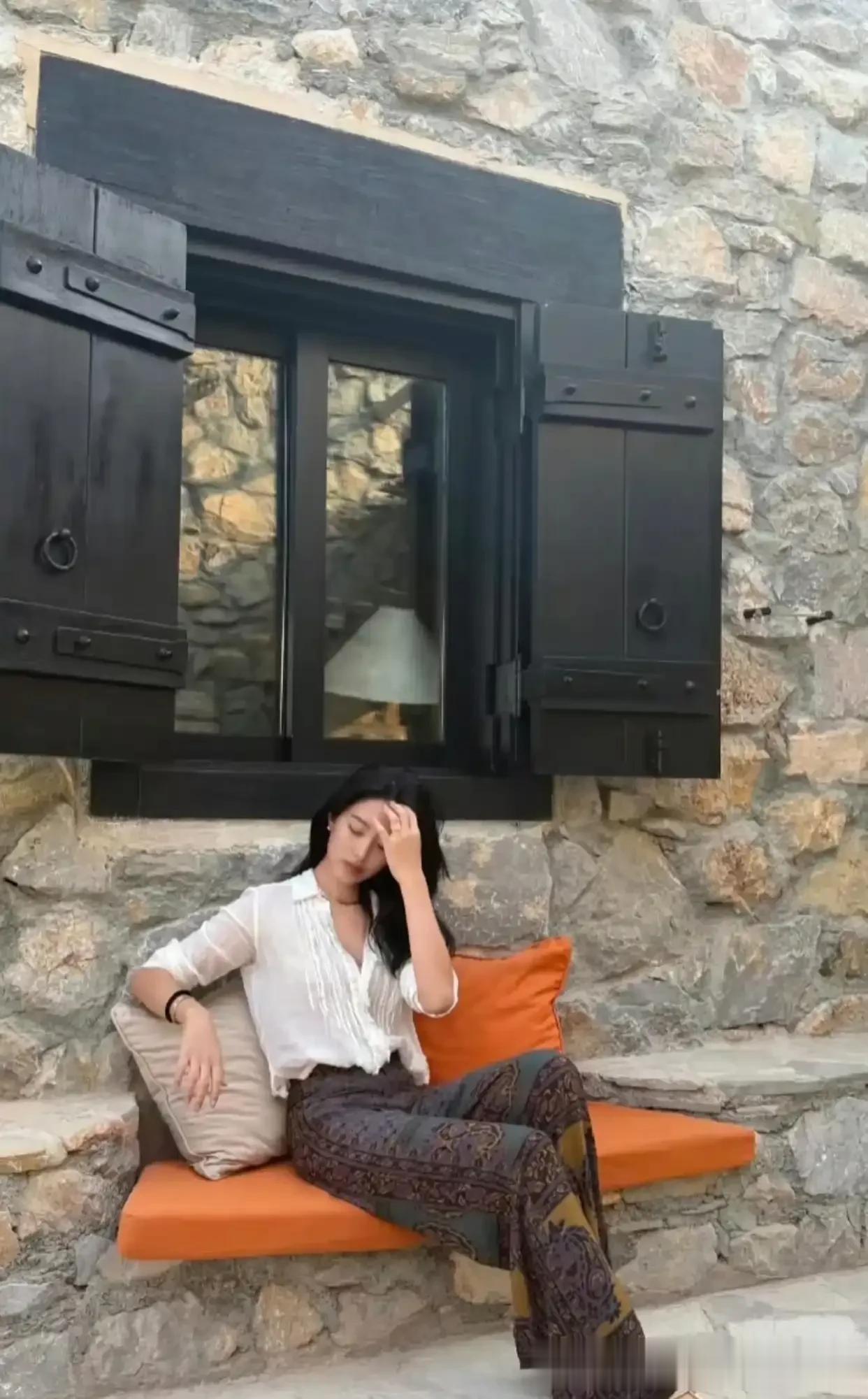 杨采钰产后恢复的真快!2套度假风穿搭,配色简约配饰高级,好美