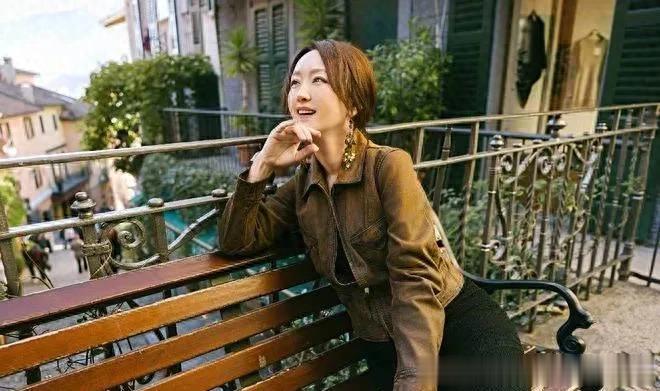 54岁杨钰莹真会赶时髦！穿美拉德外套+小黑裙，显贵减龄又高级！