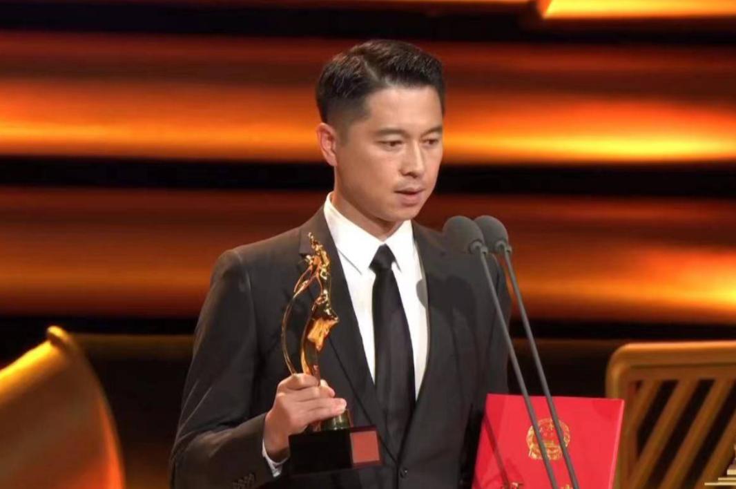 42岁的王雷没想到,自己会因为观礼期间的一个举动,实现口碑暴增