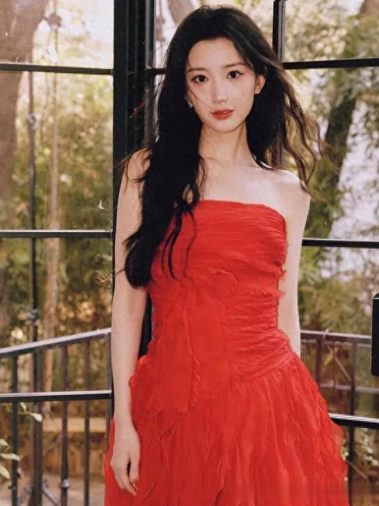 被37岁“毛晓彤”惊艳了!一袭红色抹胸裙+长卷发,美出新高度!