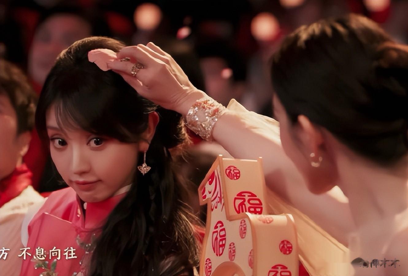 春晚名场面！王一博获好评，易烊千玺垫肩抢镜，热巴让人认不出