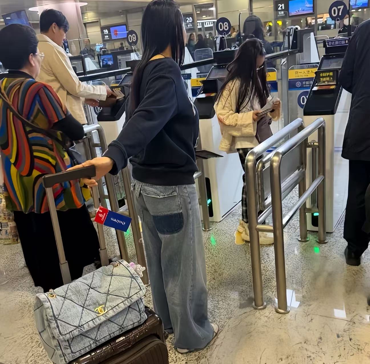 伊能静带全家台湾旅游！腚大背驼大妈味浓，米粒近视仍手机不离手