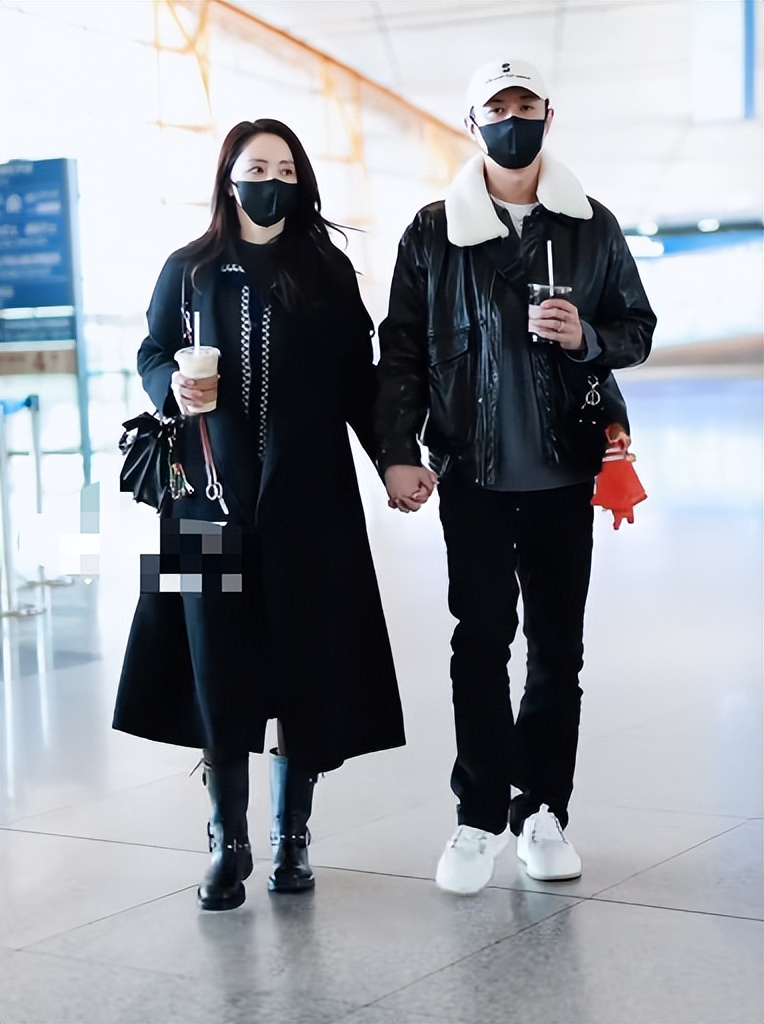 董璇婚后首次与张维伊同框,十指相扣走机场,评论区风评翻转