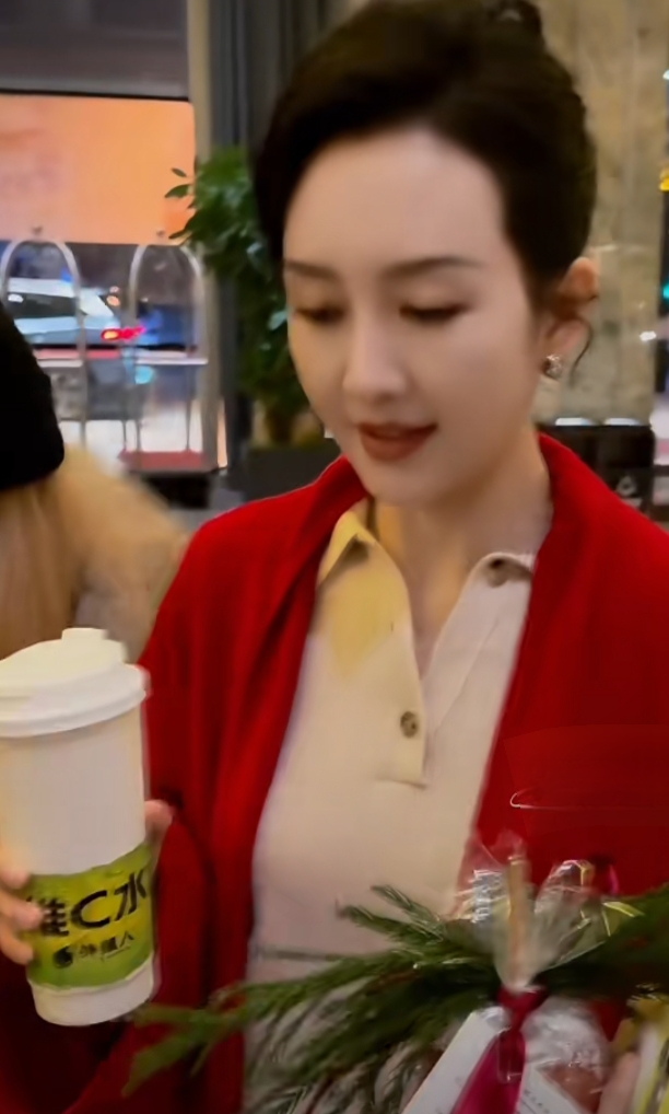 王鸥手持鲜花笑意温柔 红衣配牛仔裤尽显大气明艳之美，颜值超抗打