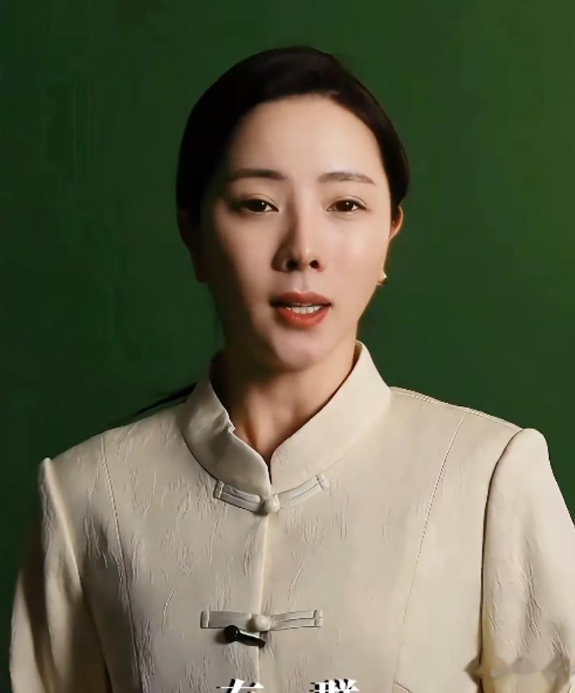 李思思也没想到，穿中式服装、不过圣诞节的自己，一夜获全网好评