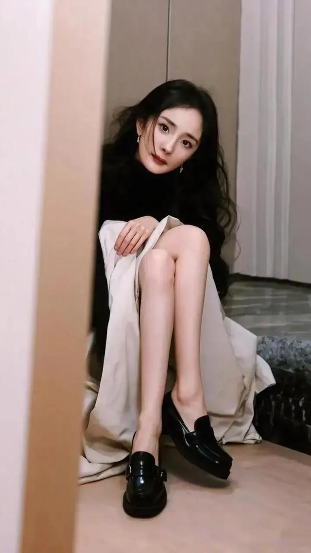 杨幂历经风雨却始终屹立不倒。
