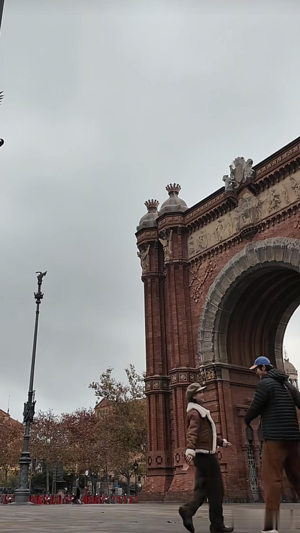 42岁金莎与25岁孙丞潇合体！她背着书包像小姑娘，看不出差17岁