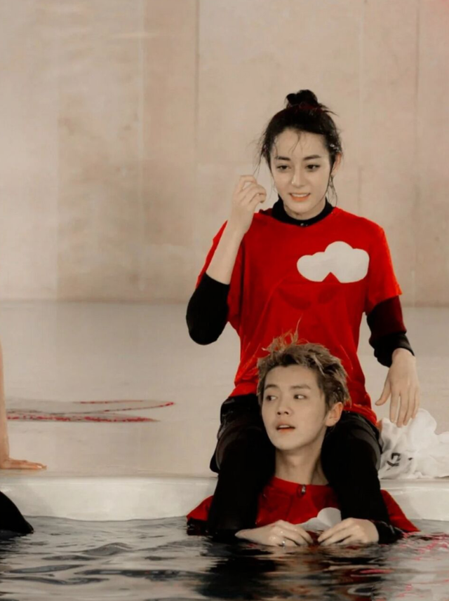 曝关晓彤在朋友圈为鹿晗庆生了，“陆地”CP粉别高兴的太早了