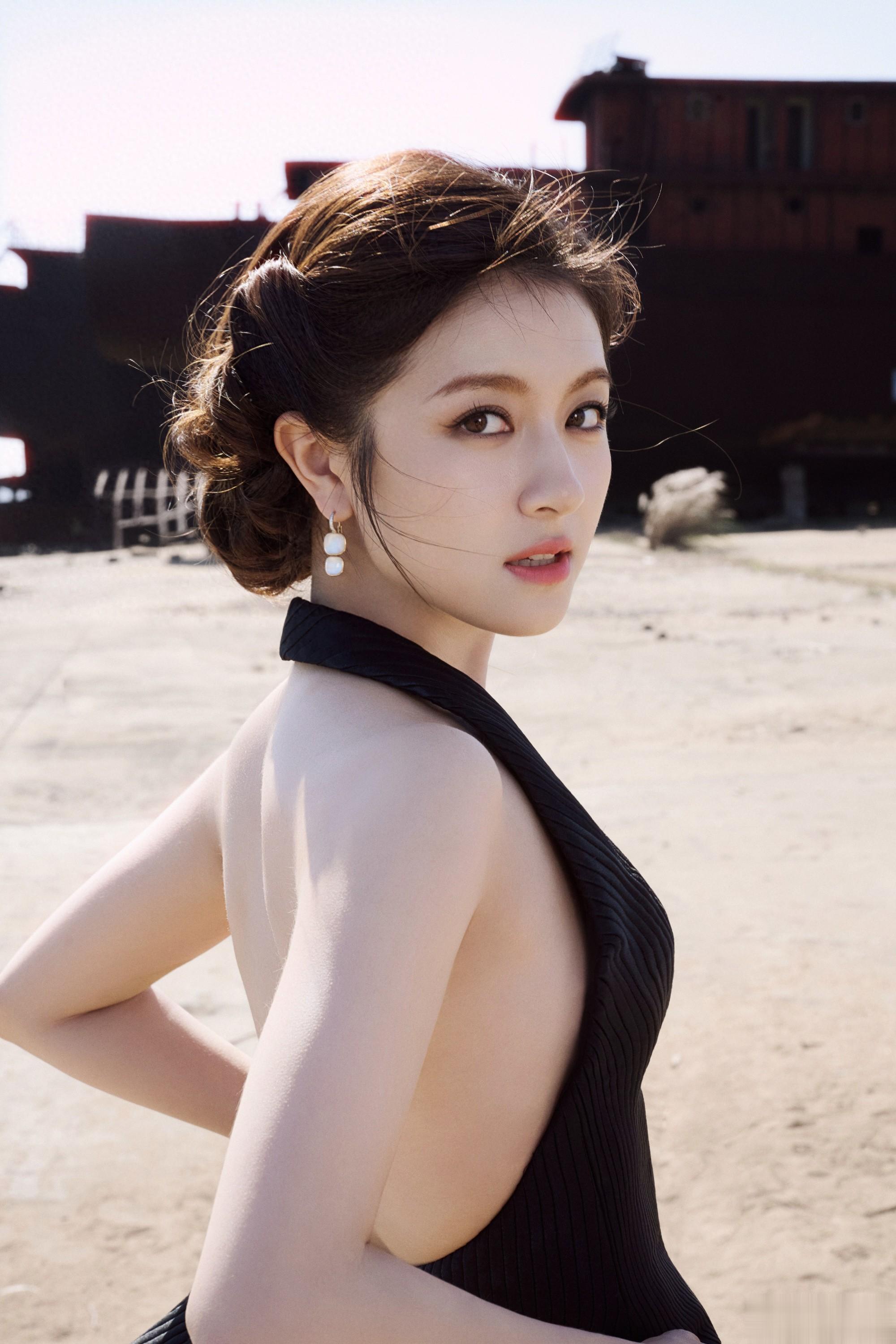 李兰迪纯黑深V挂颈连衣裙