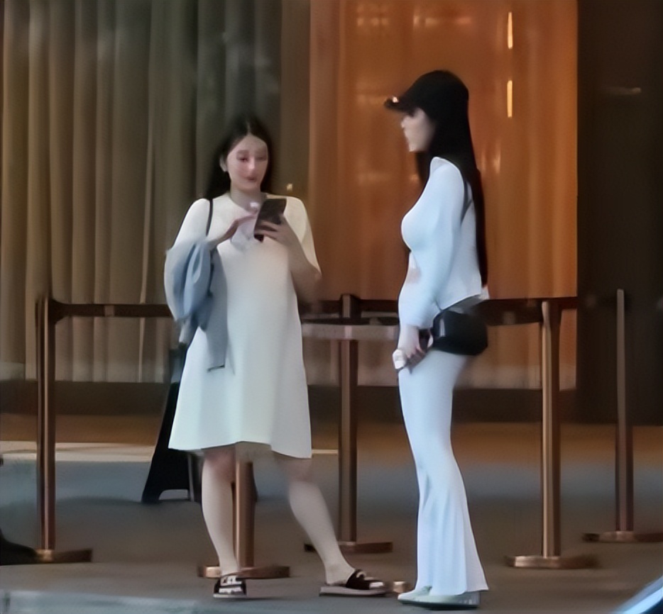 方媛孕晚期和闺蜜逛街！肚大如萝依旧很灵活，女明星帮提包排面足