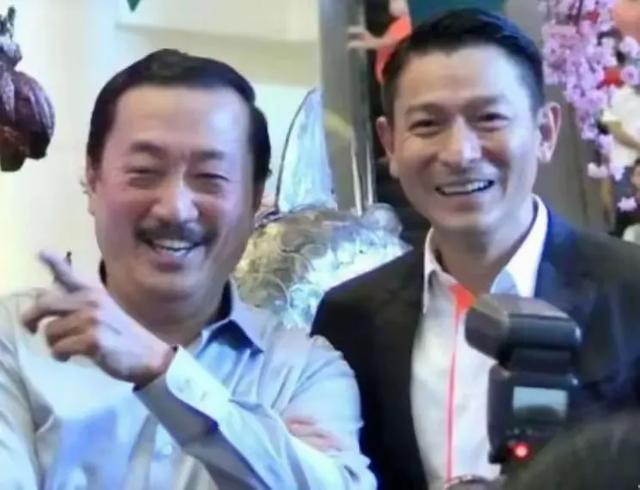 刘德华回妻子娘家探亲，舅舅设宴招待很重视，52亿身家排大马29位