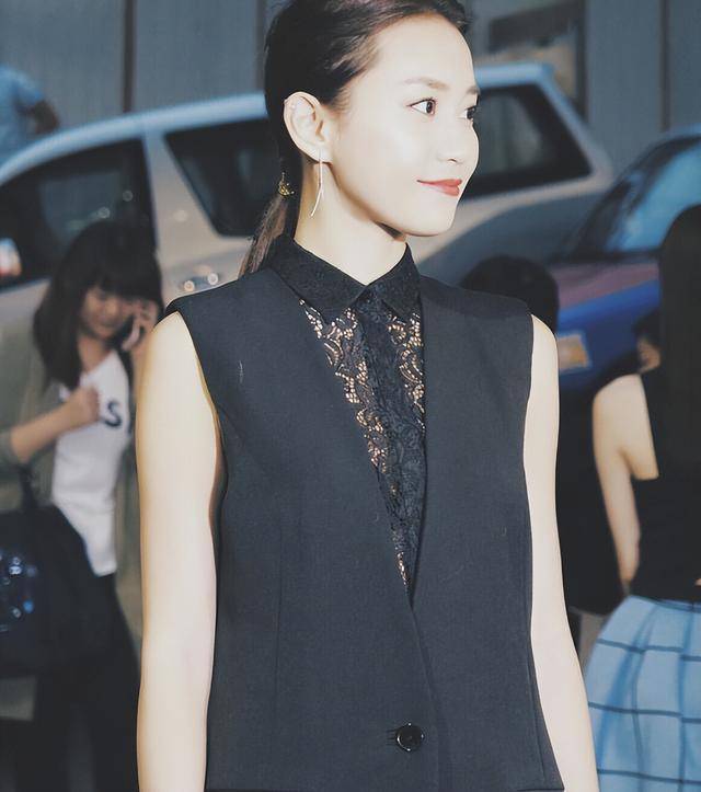 香港前组合成员如今成豪门阔太,地位稳固,代夫出席港交所敲钟