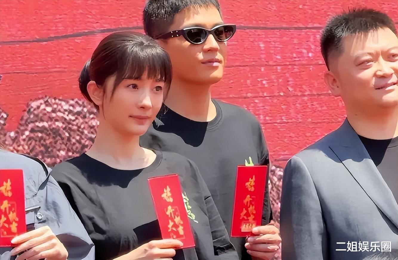 《生万物》庆功宴:迟蓬林永健靠边,杨幂紧挨资方,C位让人意外