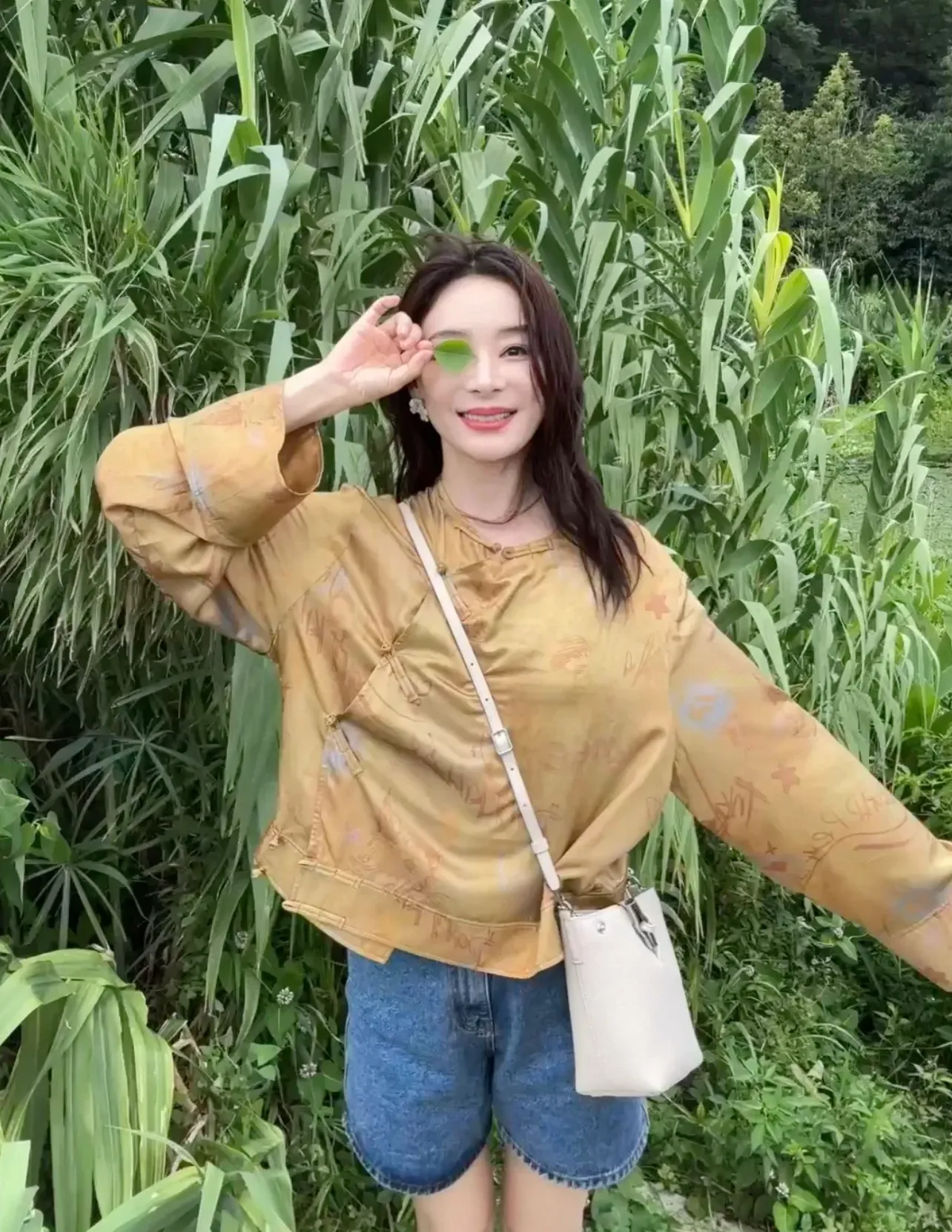 刘诗诗带火了一种减龄穿搭：新中式刺绣上衣+阔腿裤，减龄又高级