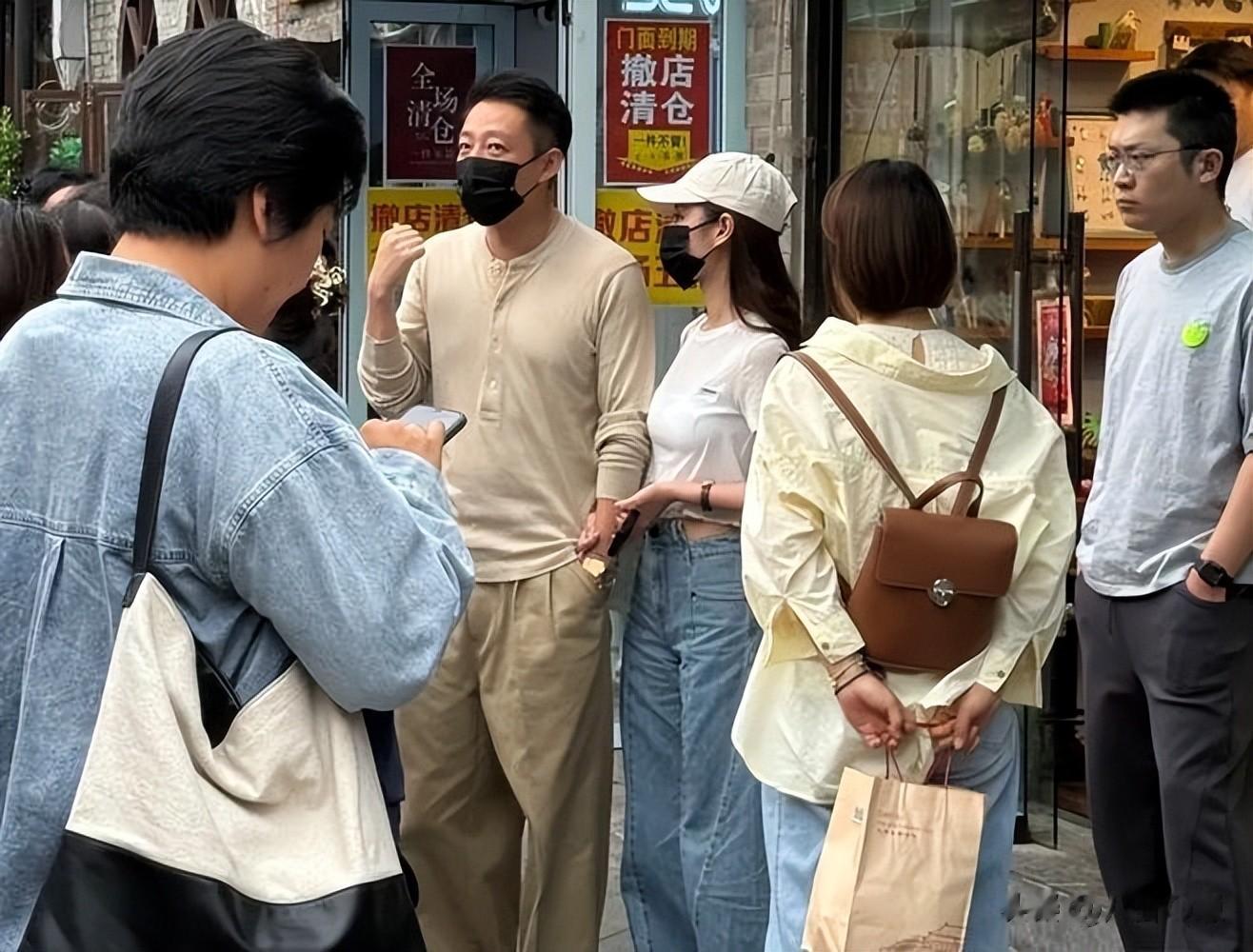 马筱梅吐槽孕肚太大变焦虑，累到直不起腰还得直播，汪小菲太有福