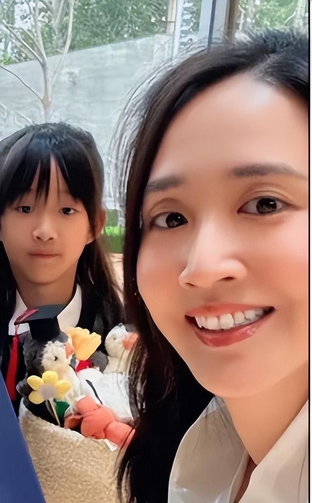 陈晓东参加女儿升学典礼,11岁女儿被推后表情抢镜