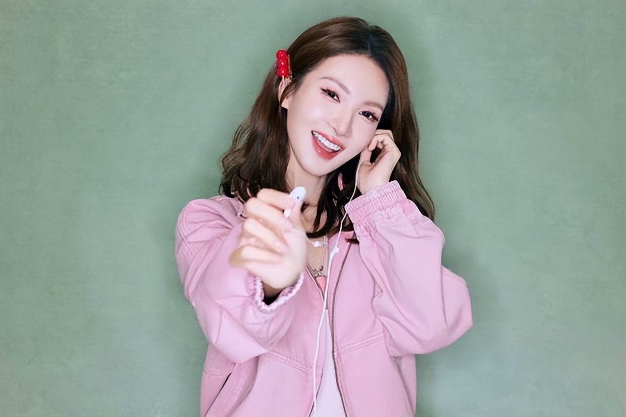 粉红色限定甜妹！金晨戴樱桃发夹元气又娇俏