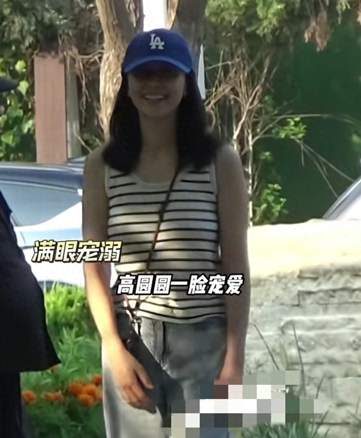 高圆圆去公园接女儿回家，6岁Rhea手长腿长，手拿玩具斧子很霸气