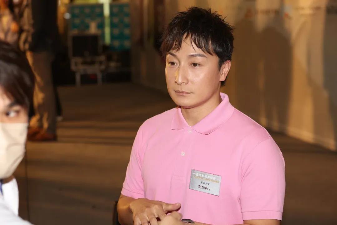 45岁TVB男星升级当爸，太太顺产诞下女儿，曾扬言婚后要生四个