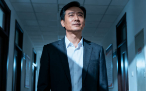 广告牌坠落砸伤孩童，新书记为救人满身是血，潼林县县长却在擦鞋