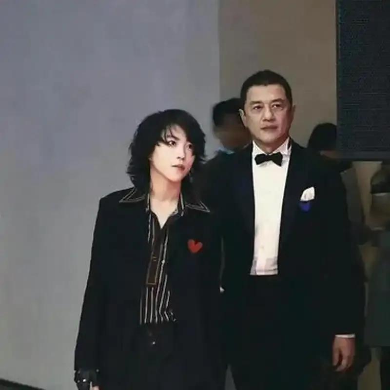 窦靖童香港开演唱会！谢霆锋送花篮，俩人认识超20年，处得像朋友