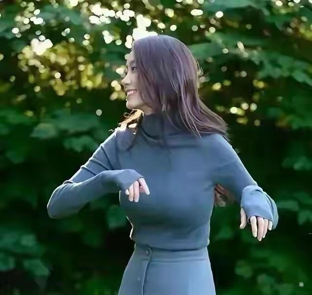 张小斐的身材线条太能打，紧致匀称美到挪不开眼，颜值身材双在线