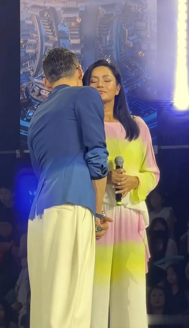 胡兵瞿颖杭州同框，再次亲密相拥，两人至今男不婚女不嫁