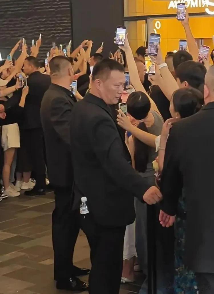 迪丽热巴现身北京发布会，粉丝狂欢现场如潮水涌动！热巴确实很热