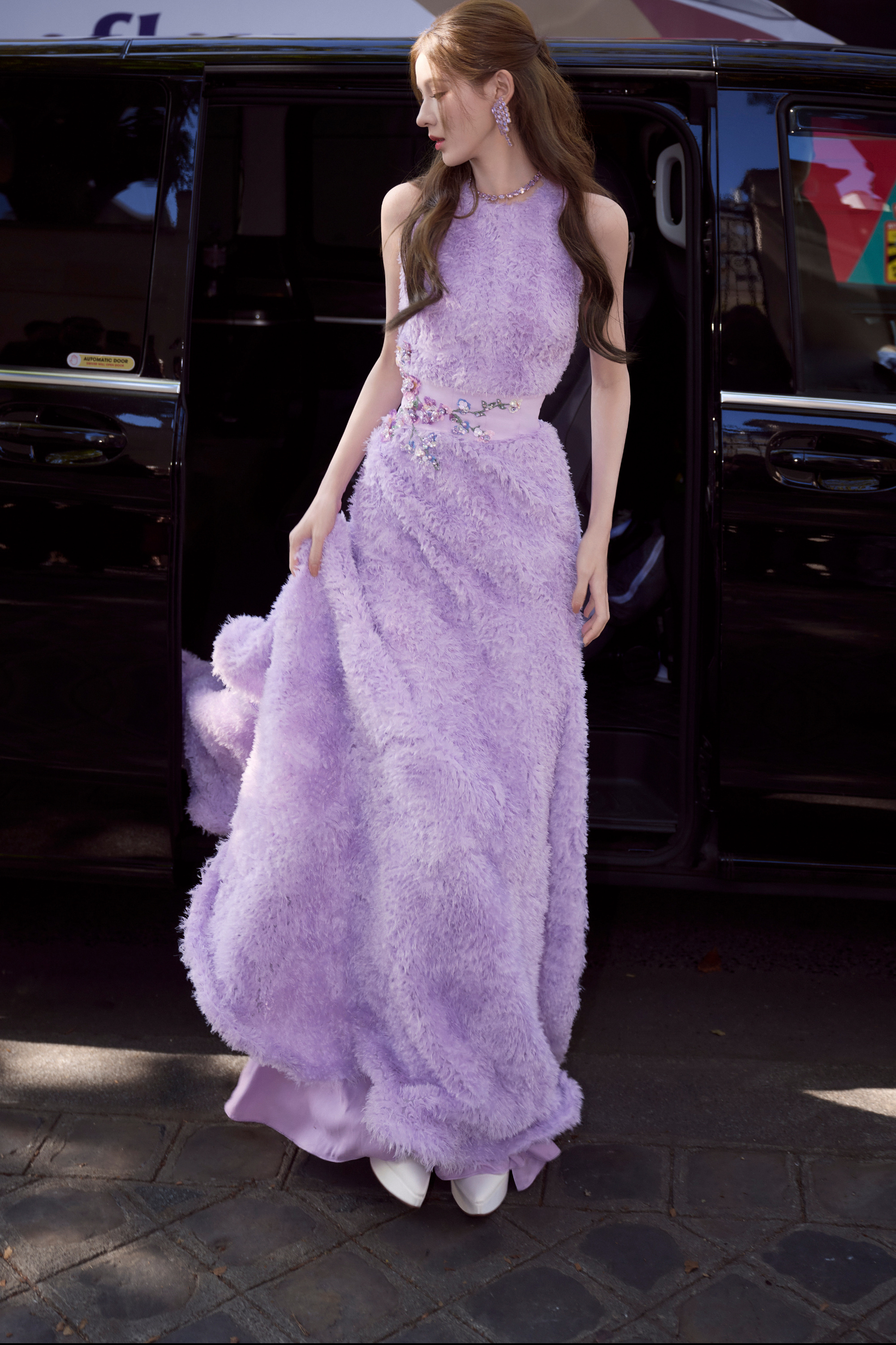 张予曦巴黎时装周造型 身穿一袭梦幻紫色长裙冷艳高贵