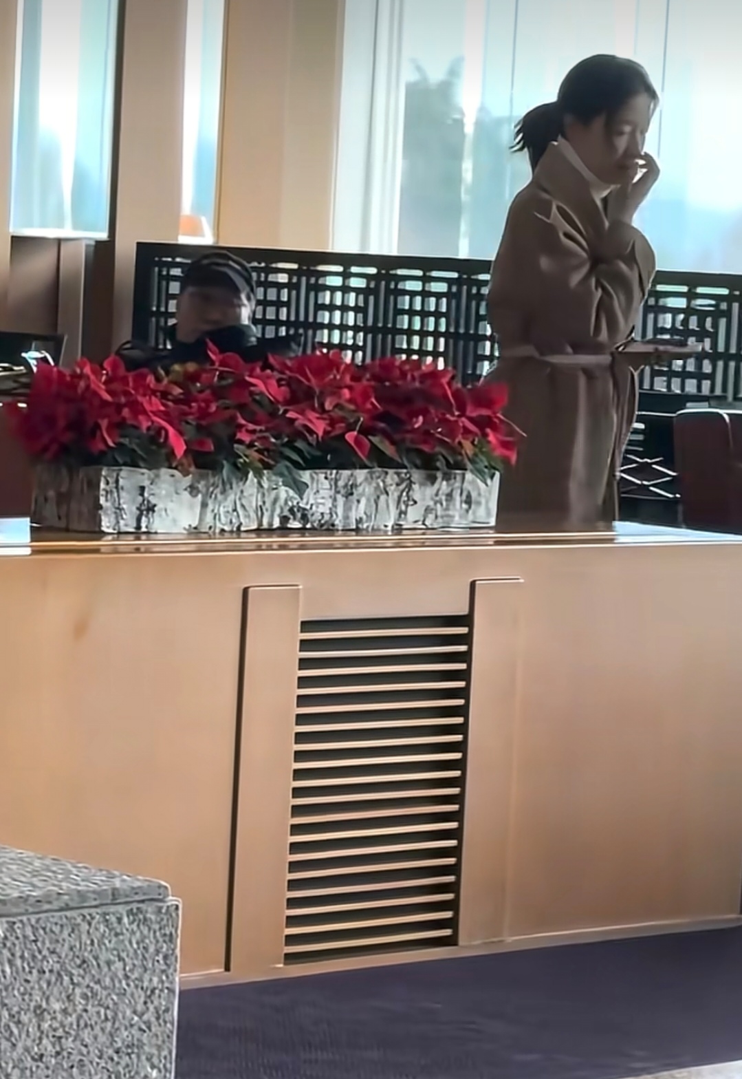 李英爱和企业家老公青岛被偶遇,54岁还是很漂亮,打扮简单又好看