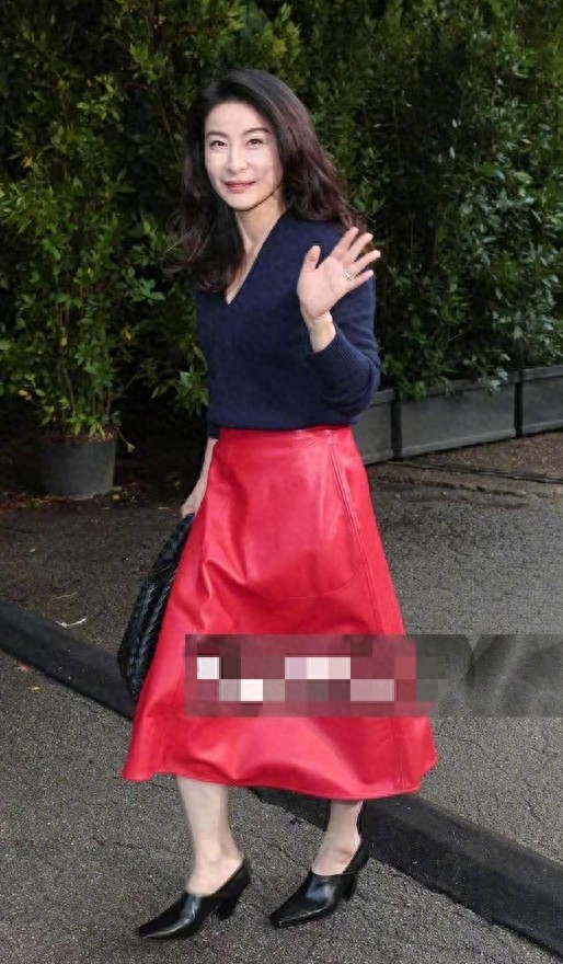 郭晶晶亮相米兰时装周,蓝色毛衣搭配红色皮裙,依然贵气