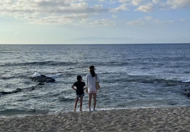 孙俪一家去美国度假，3套穿搭很少女，短裤显腿长，普通人也能学