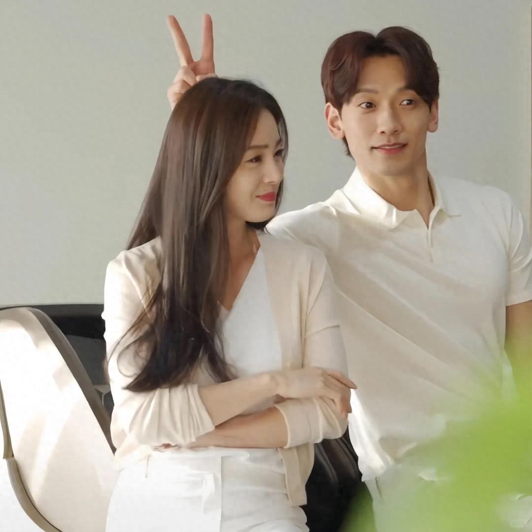 45岁金泰熙出席新剧发布会，一身穿搭不过万，状态依旧美丽优雅！