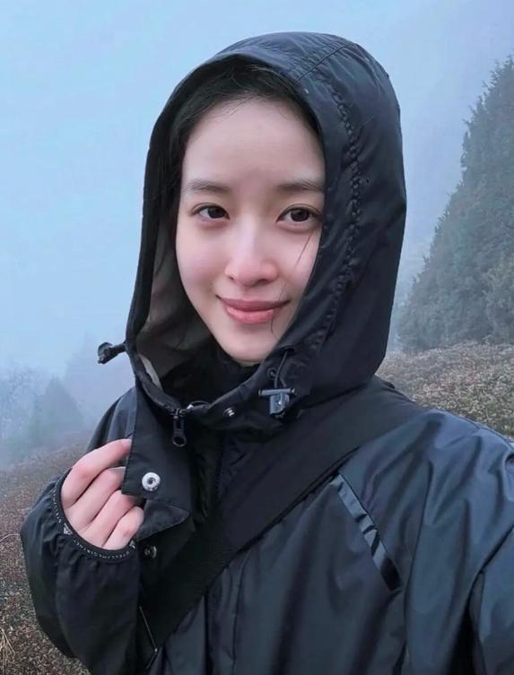 章泽天近况曝光，小腹隆起肋骨外翻，身材太哇塞，东哥找到宝了