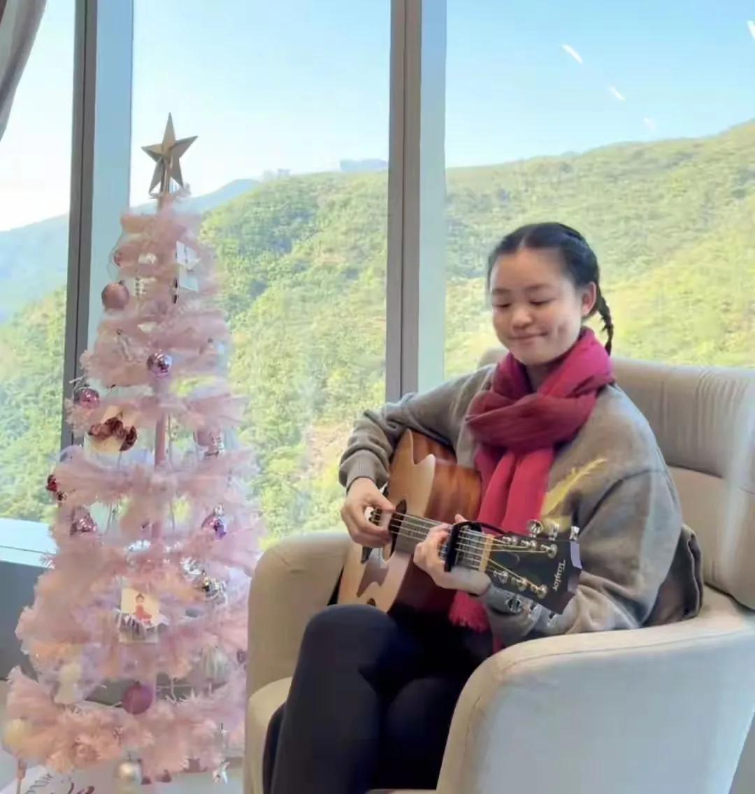 吕丽君女儿首度回应财产分配传闻，没有被父亲忽略，关系已经修复