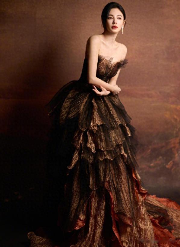 张雨绮,鎏纱叠影,步履生光。