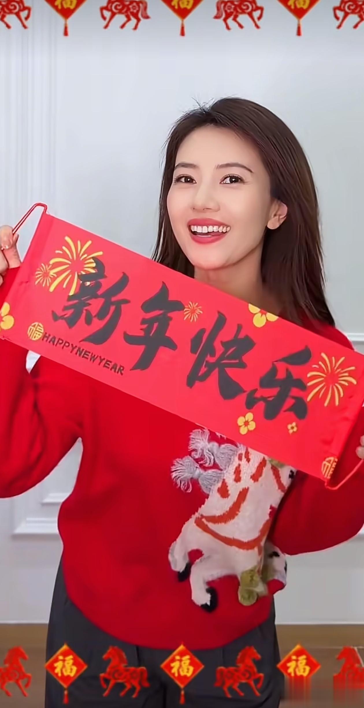 46岁高圆圆穿红色毛衣贺新春！骏马图案好抢眼，整个人美得像28岁