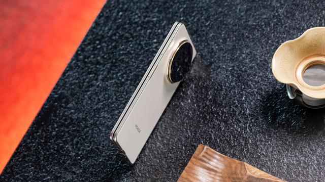 輕薄機身下的輕奢格調 榮耀Magic V5暖白色圖賞