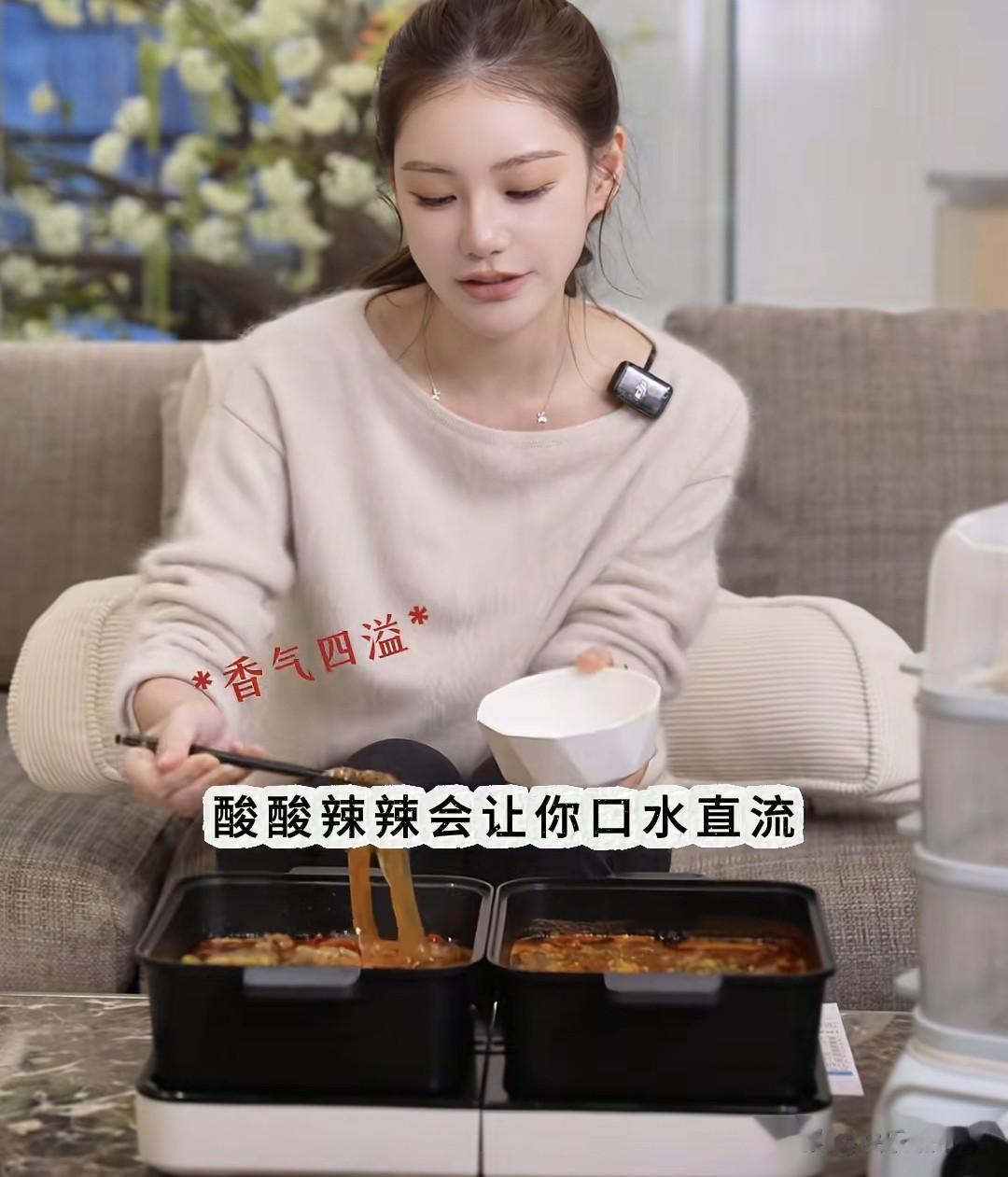 马筱梅挺七月孕妇现身三里屯，咖啡零食不离手，脸也圆润一圈