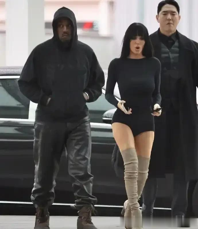 侃爷酷爱与小娇妻逛街！一个穿皮裤一个穿短裤，两人不在一个季节