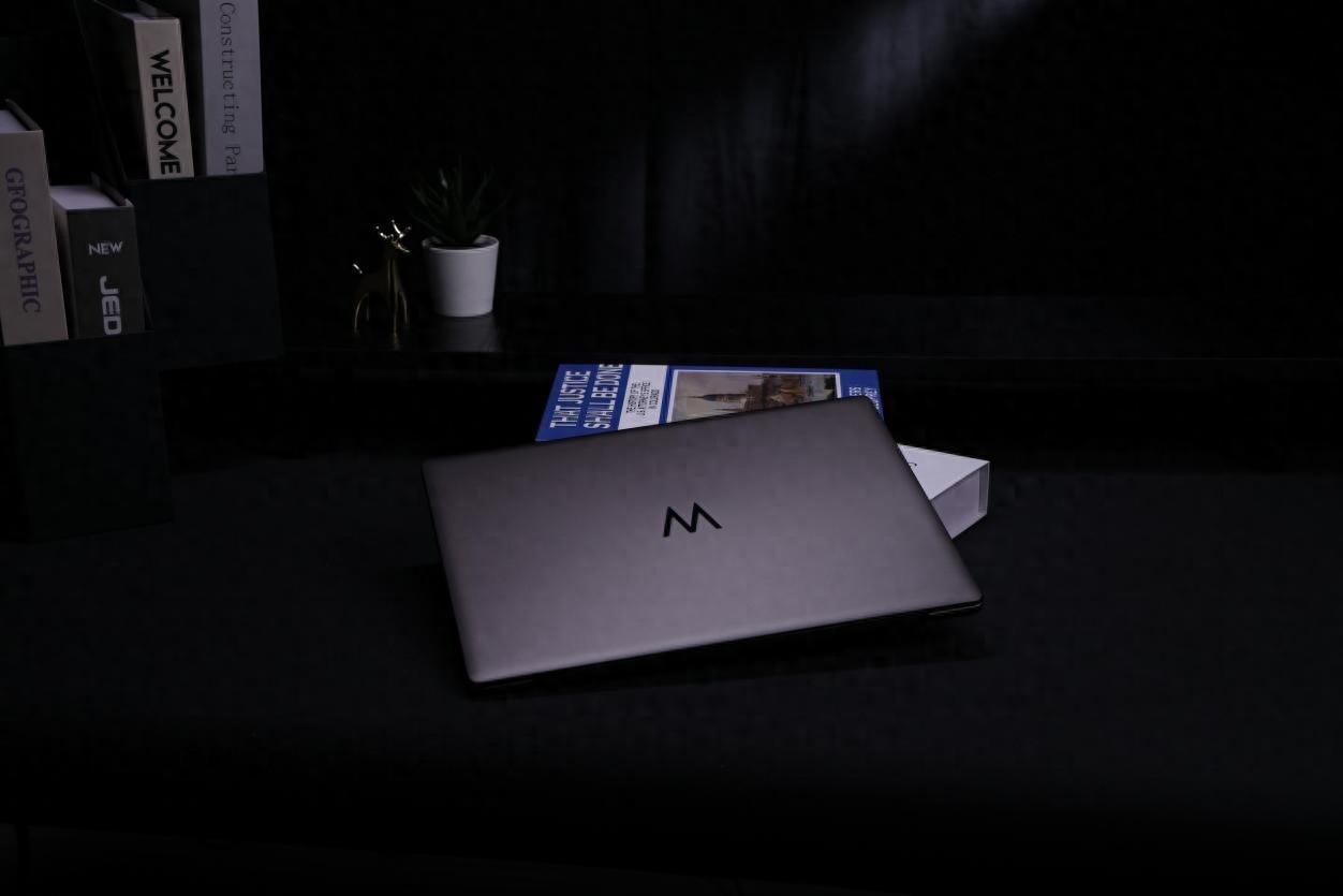 波點藝術鍵盤！去同質化設計的WIKO Hi MateBook 14評測