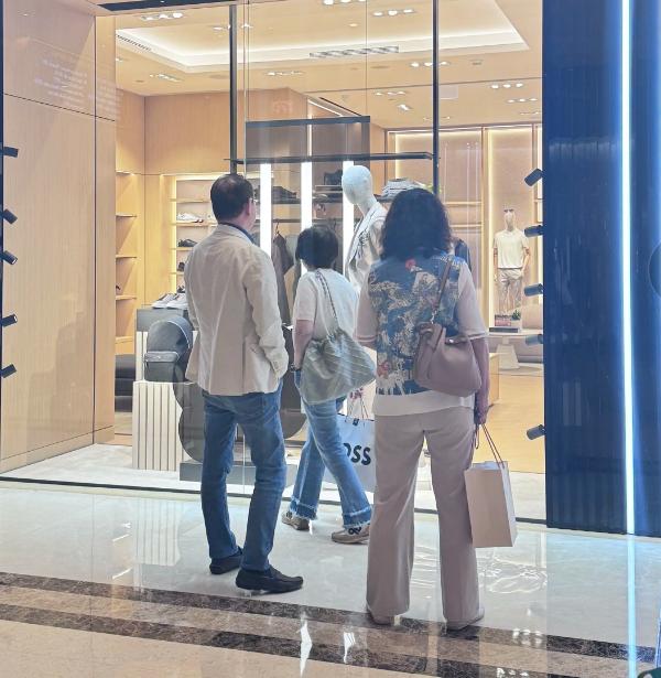 林心如父母复婚后罕露面！74岁林妈驼背显老，将举办50年金婚庆典